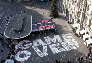 Aktion am Zürcher Paradeplatz: Aus 3000 leeren Tellern den Schriftzug "GAME OVER" geformt